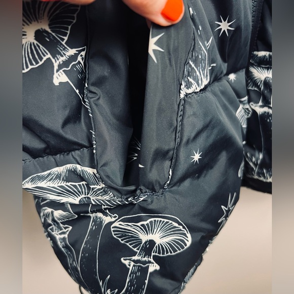 Mushroom Print Puffer Jacket · Black · Forever 21 · Men’s Size M - Picture 9 of 16